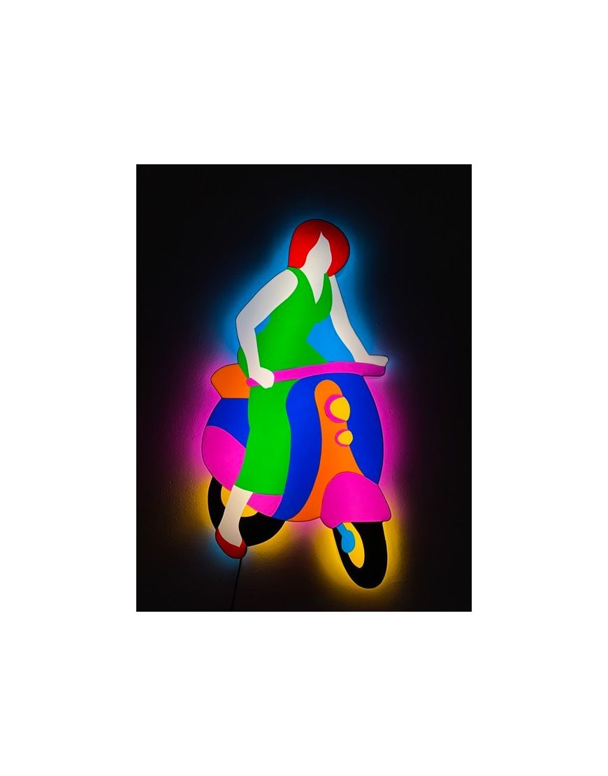 Donna in Vespa