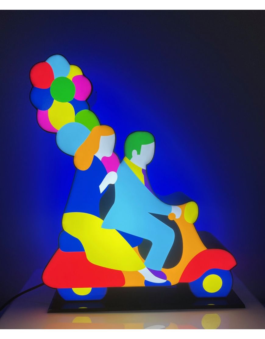 Coppia in Vespa avec des ballons