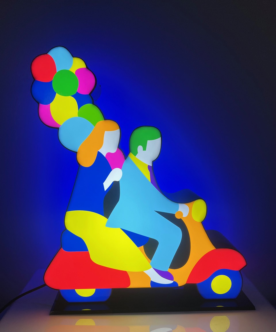 Coppia in Vespa avec des ballons