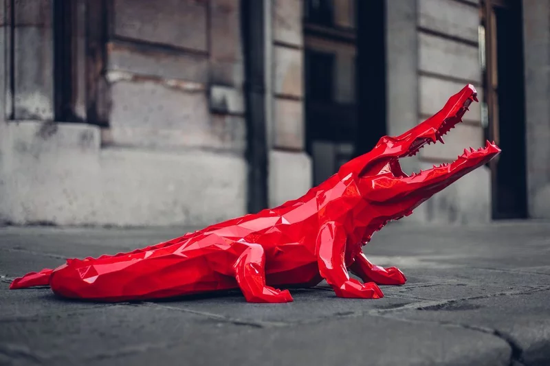 Prédation Lucide : Le Crocodile Rouge par Orlinski