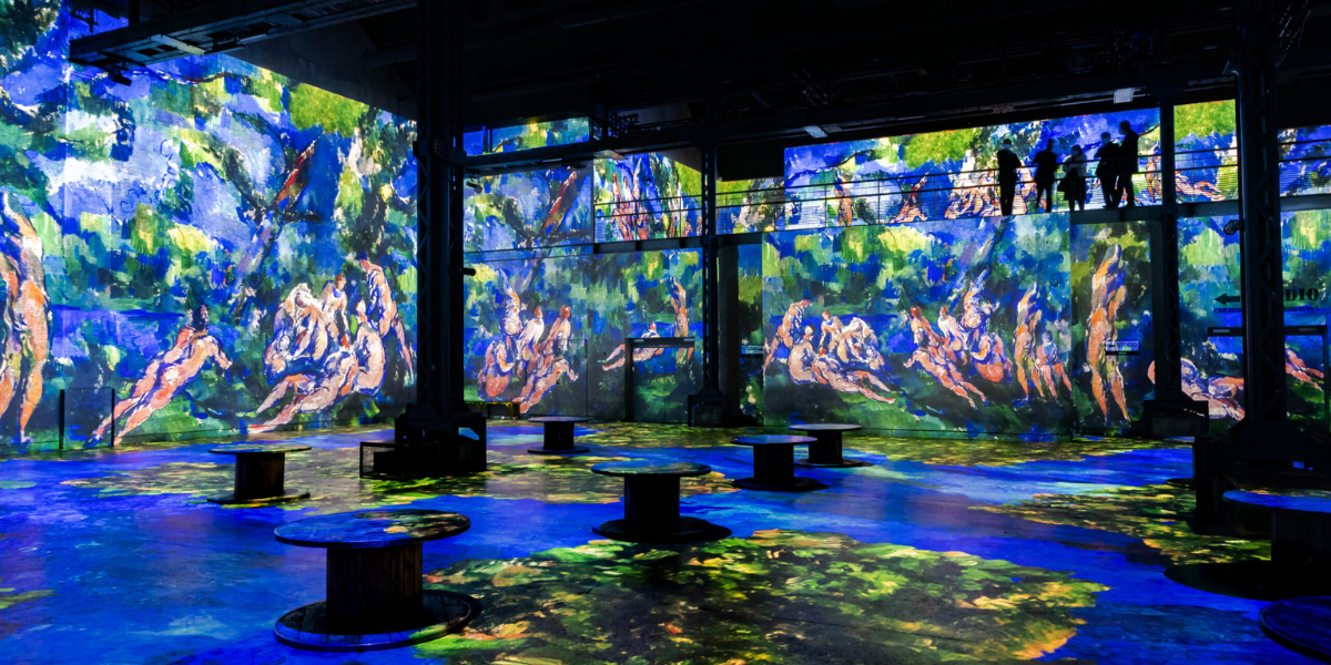 Expériences immersives : comment les expositions contemporaines impliquent le public