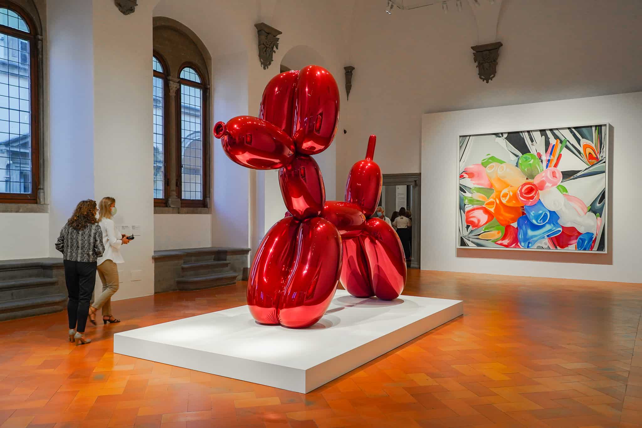 Jeff Koons et ses Balloon Dogs iconiques : Un voyage entre art et merveille