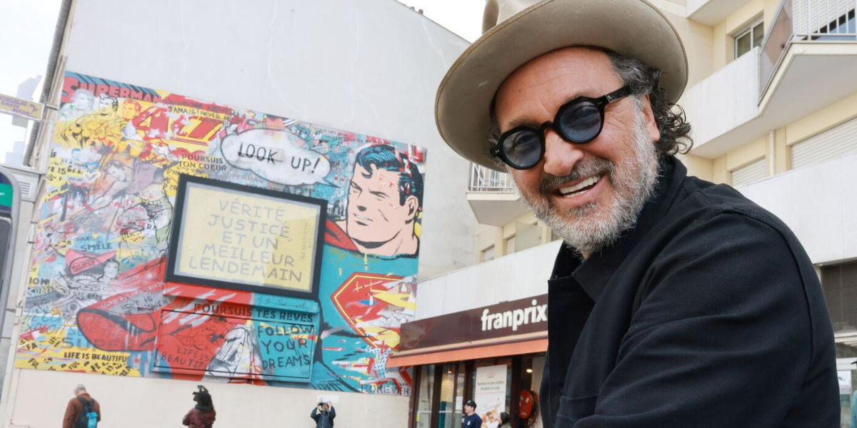 Mr. Brainwash célèbre Superman à Paris avec une peinture murale monumentale pour Warner Bros France.