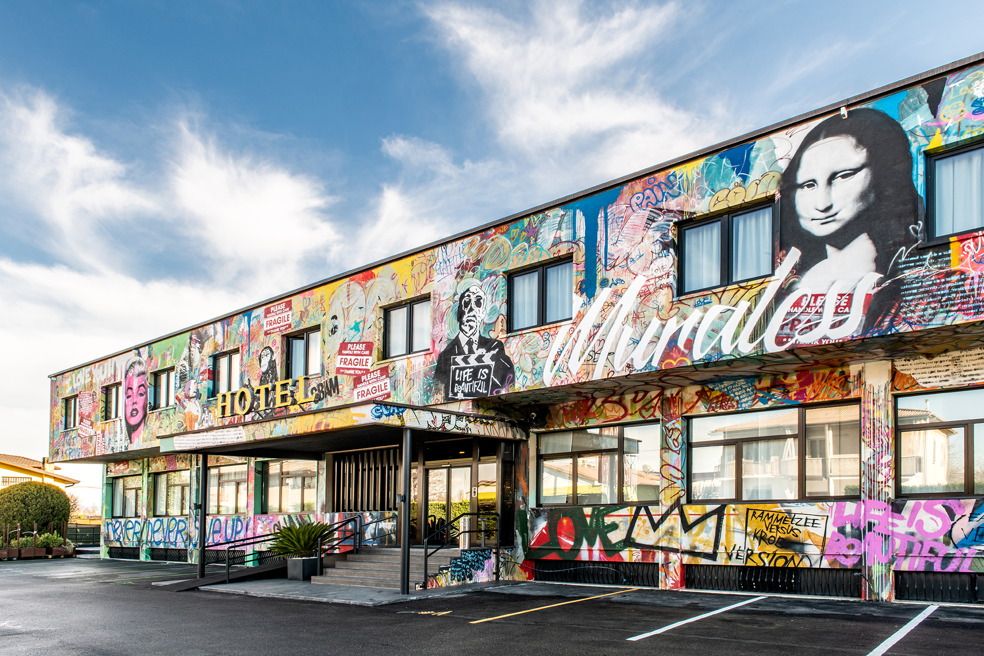 Les œuvres de Mr. Brainwash dans le premier hôtel inspiré par le street art