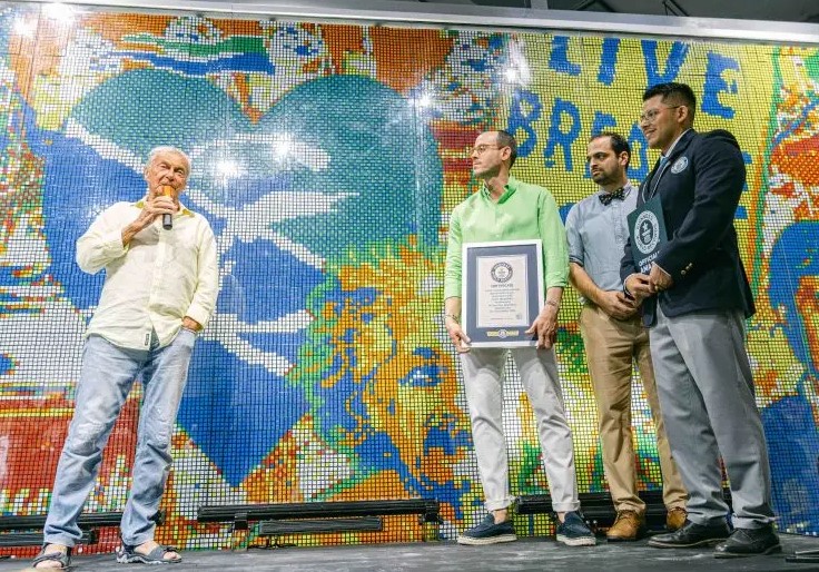 Un record mondial de créativité : La mosaïque du Rubik's Cube à deux faces avec Mr. Brainwash