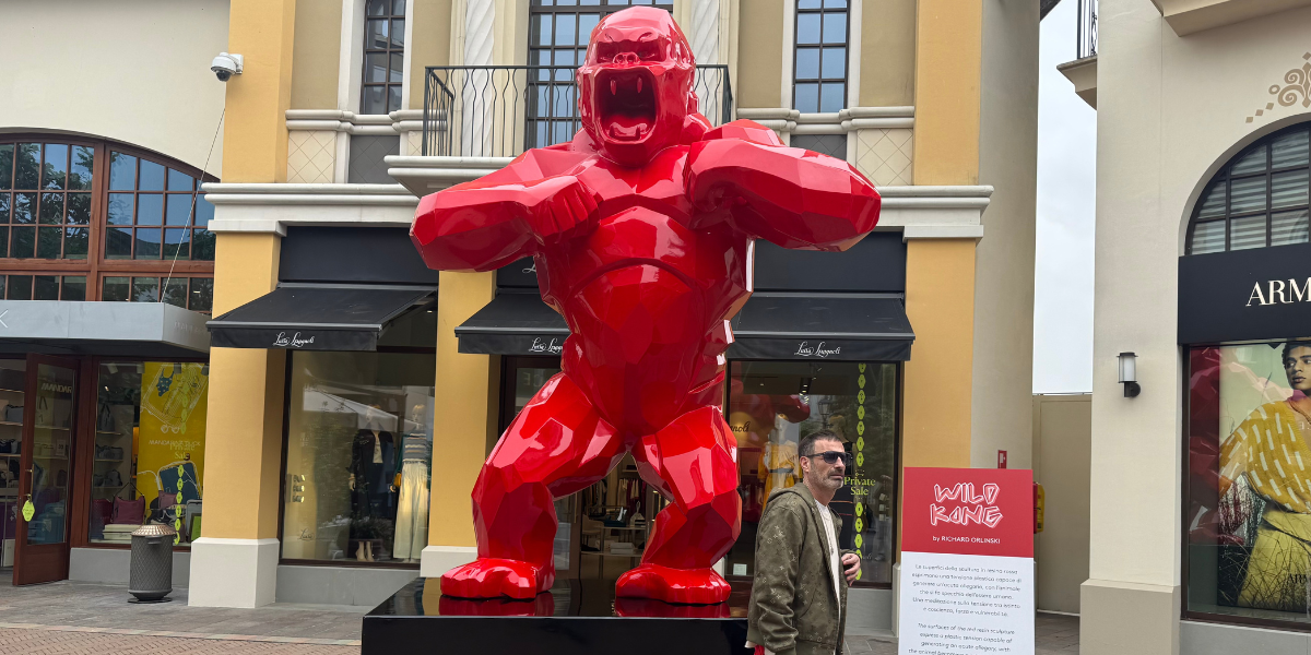 Wild Kong de Richard Orlinski arrive à Fidenza Village: art contemporain et lifestyle en dialogue
