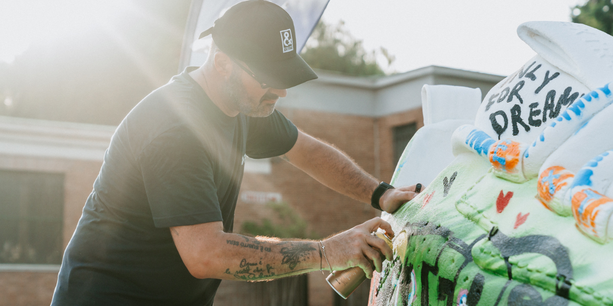 « 4 Steps Ahead » : l’art urbain et la culture sneaker en voyage avec EXTR4 et Mr. Savethewall
