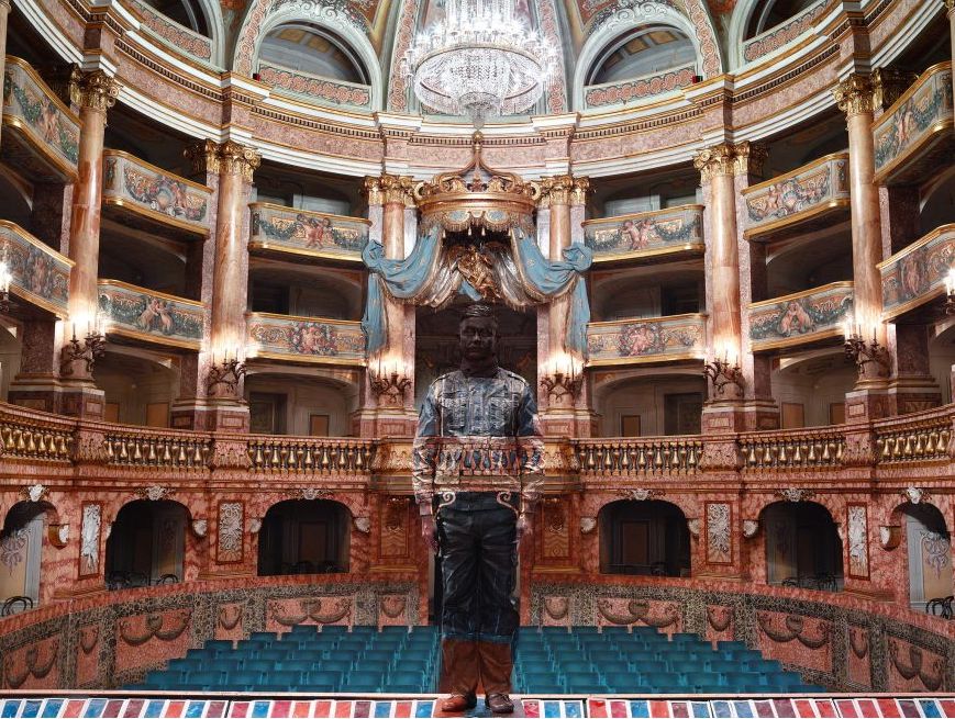 Dissimulation en Italie : Liu Bolin et l'art de disparaître dans les symboles italiens