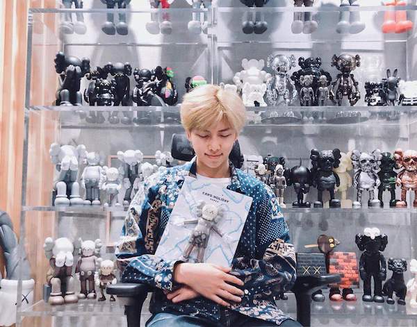 Le chanteur du boys band BTS, RM et sa collection KAWS.